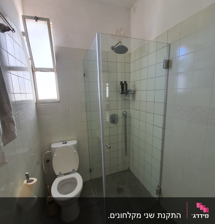 מקלחון זכוכית עם ראש מקלחת ומדף סבונים